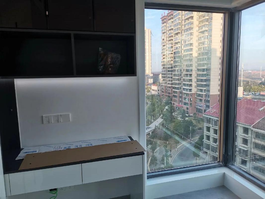 欣荣御府精细保洁完工 专业擦玻璃，点亮品质生活
